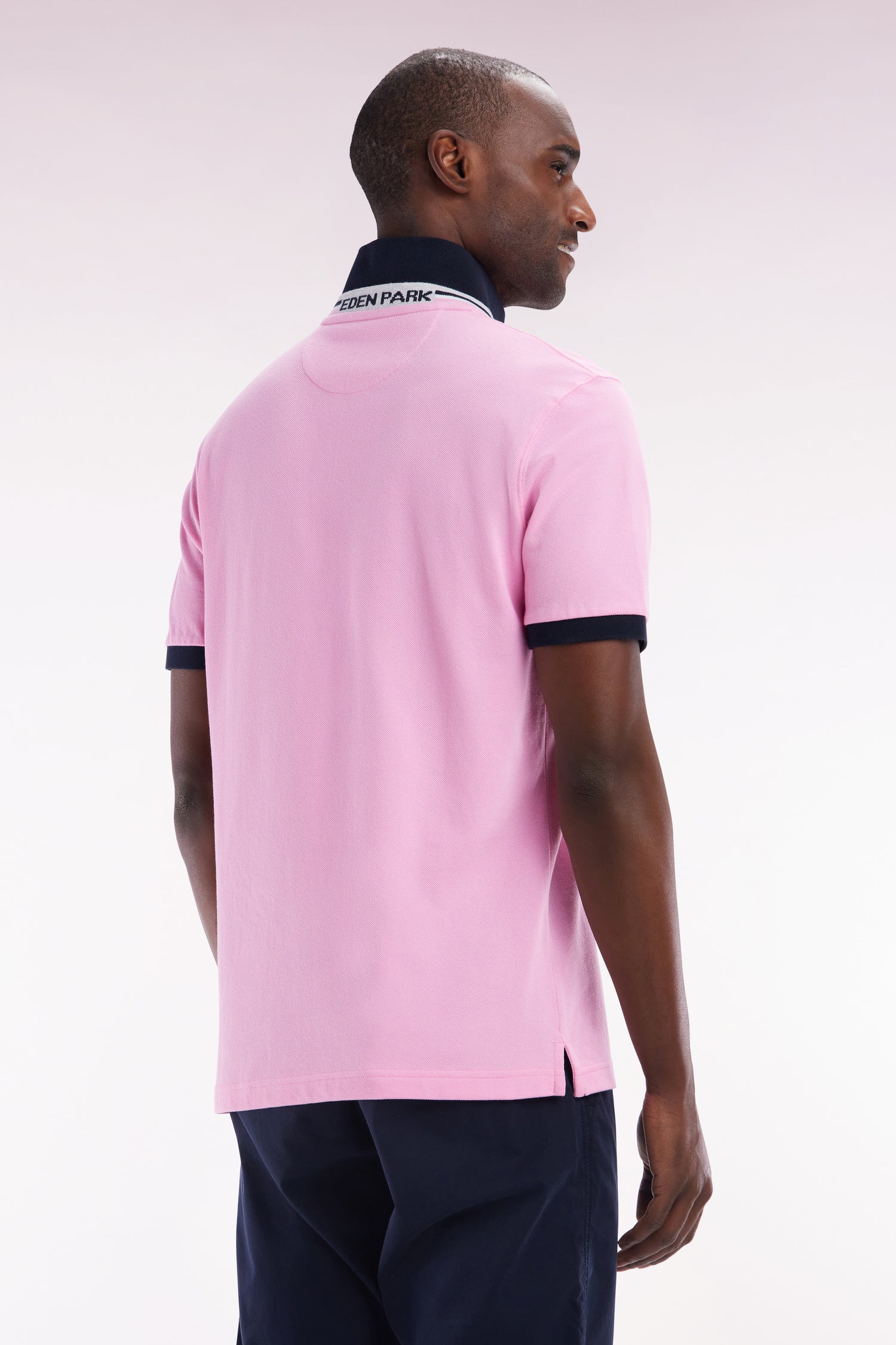 Polo à manches courtes en piqué coton rose broderie tricolore coupe droite - Image 4