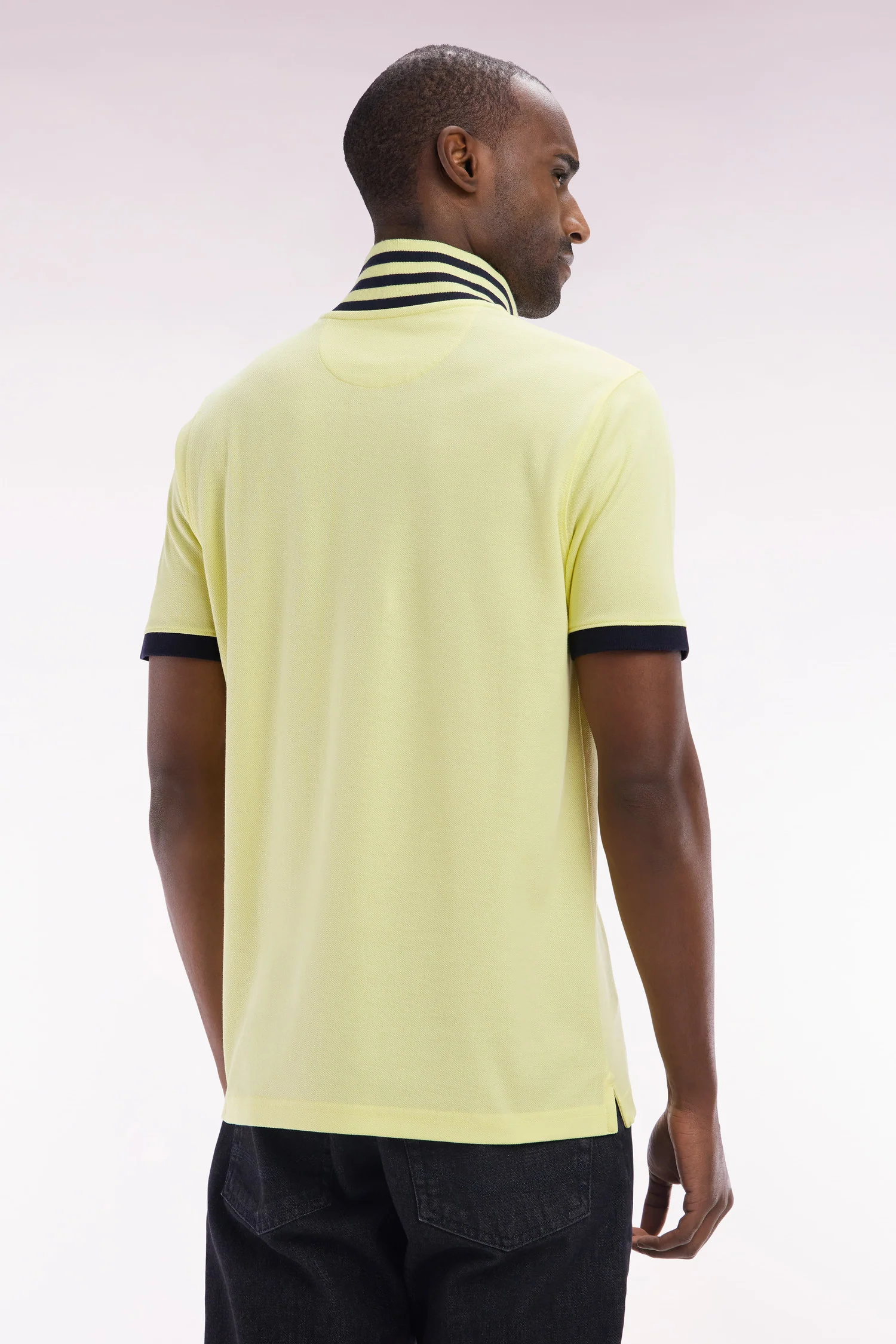 Polo à manches courtes en piqué de coton Pima jaune dessous de col cerclé coupe droite - Image 4