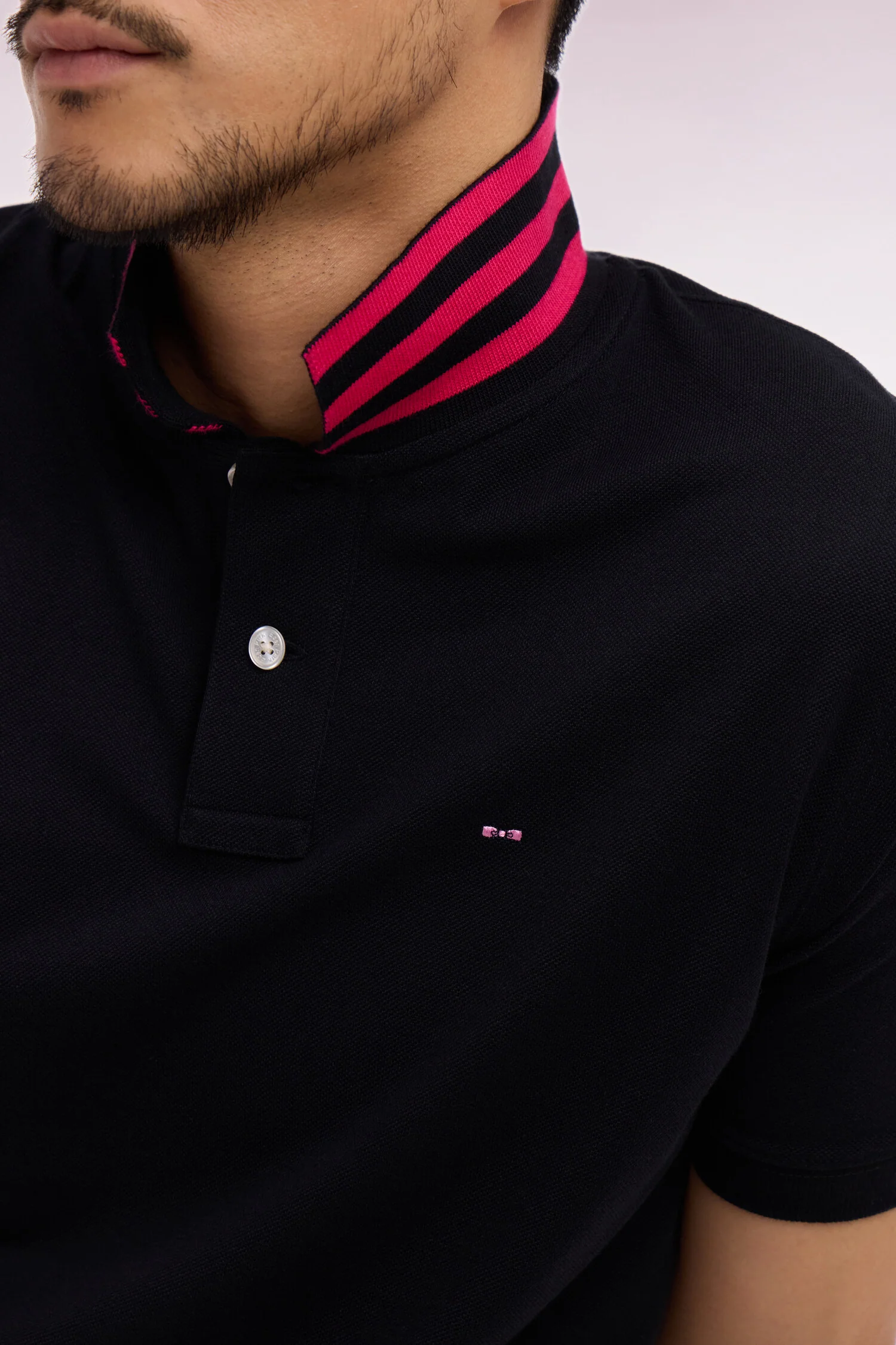 Polo manches courtes en piqué coton noir dessous de col rayé coupe slim - Image 4