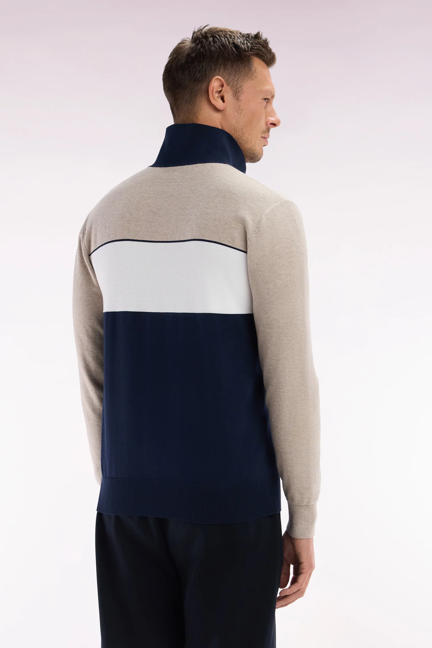 Pull à col maillot en coton beige coupe droite - Image 4