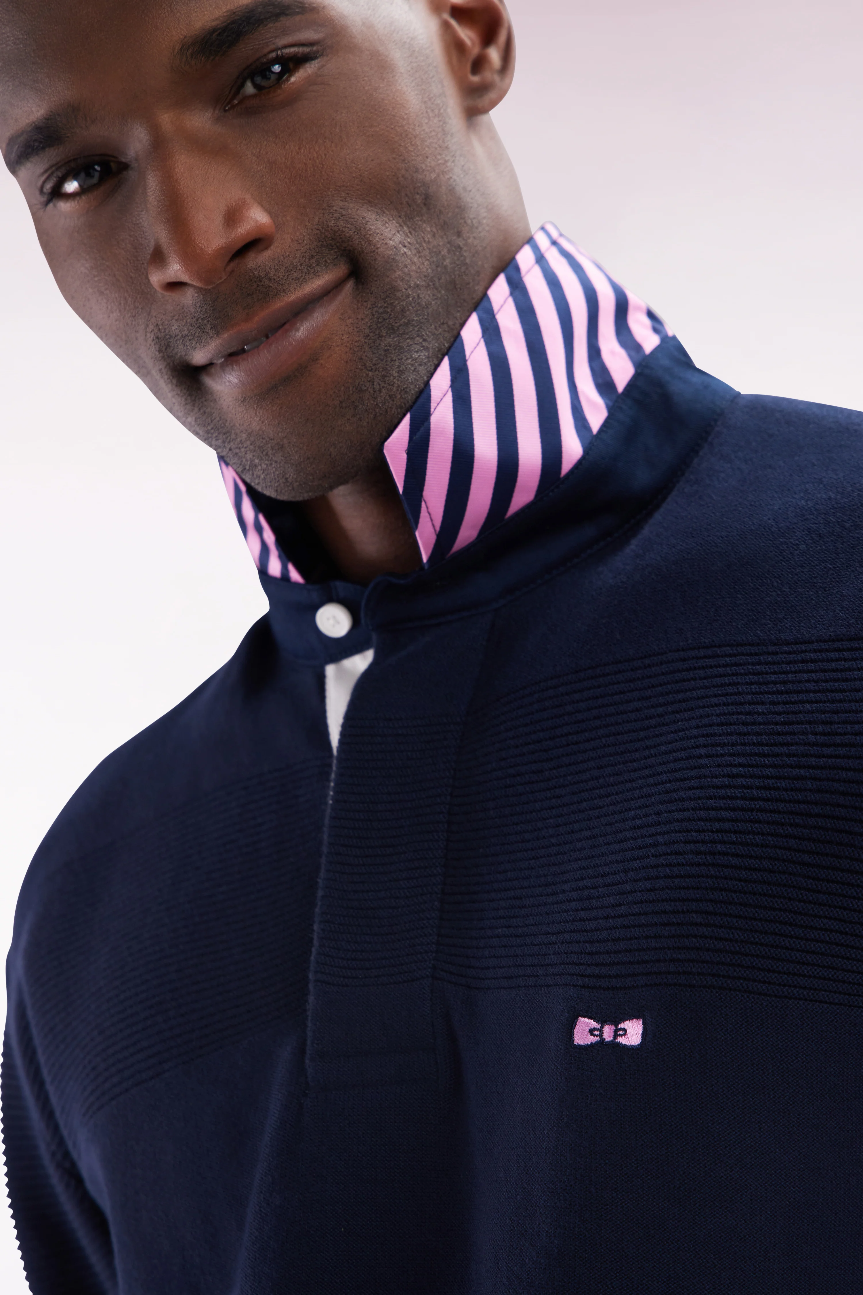 Pull col maillot en coton marine détails cerclés coupe droite - Image 4