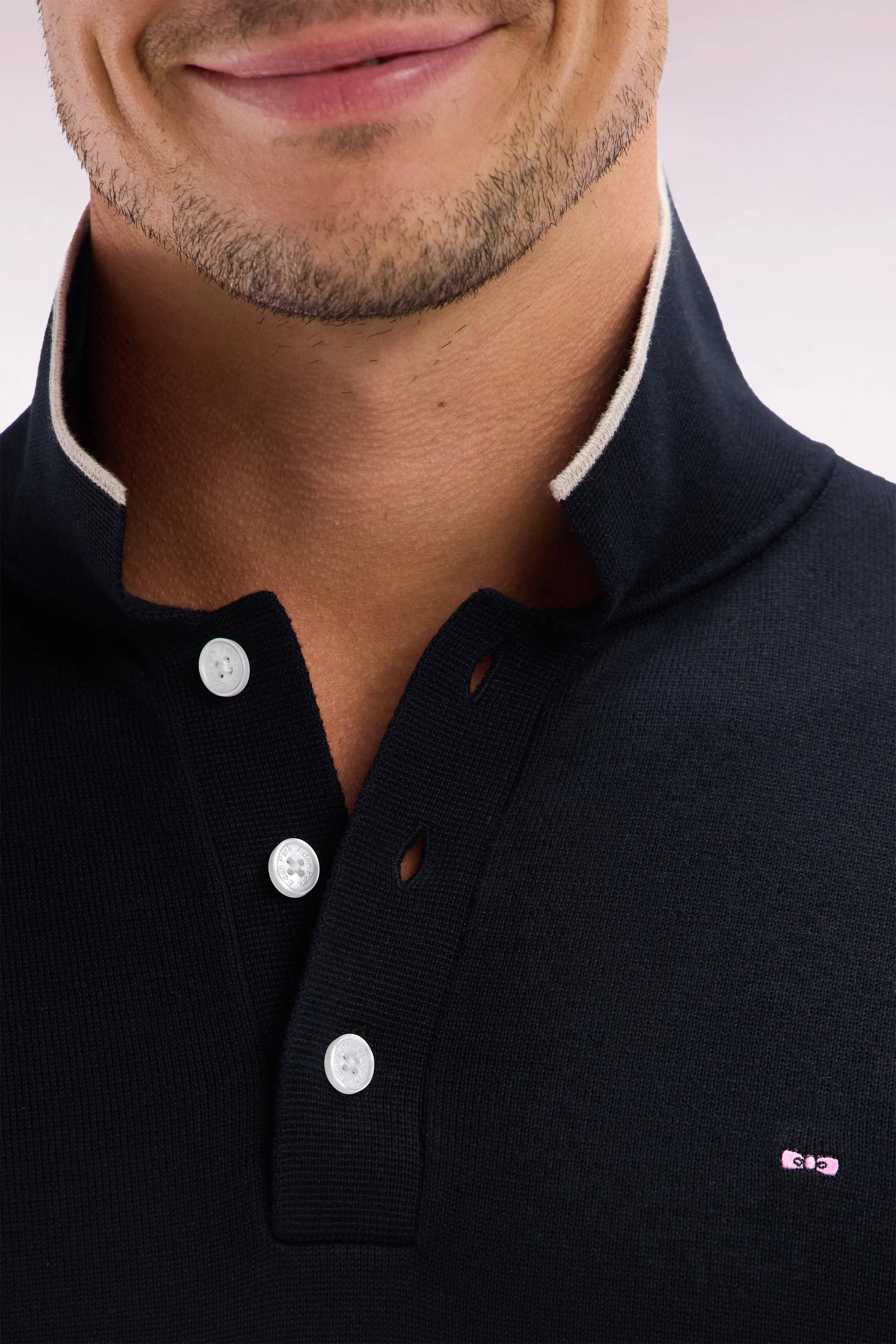 Pull col polo en coton noir et marron coupe droite - Image 5