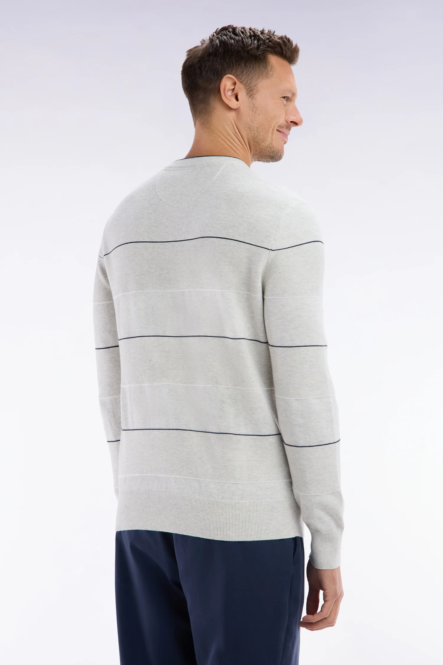 Pull col rond cerclé en coton gris - Image 4