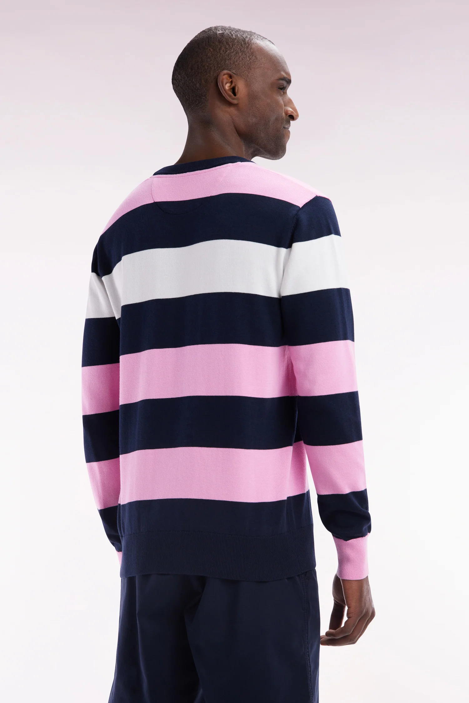Pull col rond cerclé en coton rose et marine - Image 4