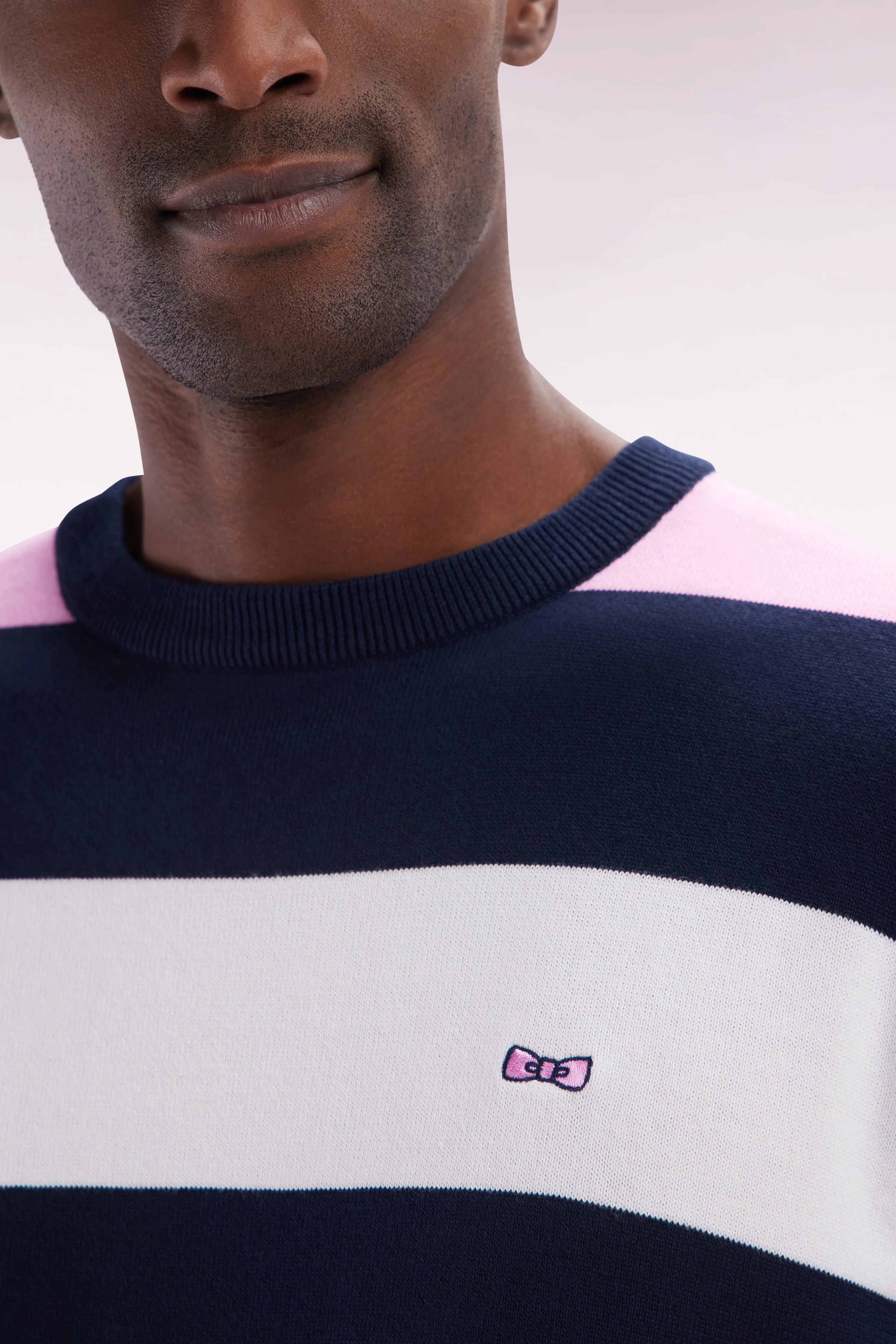 Pull col rond cerclé en coton rose et marine - Image 5