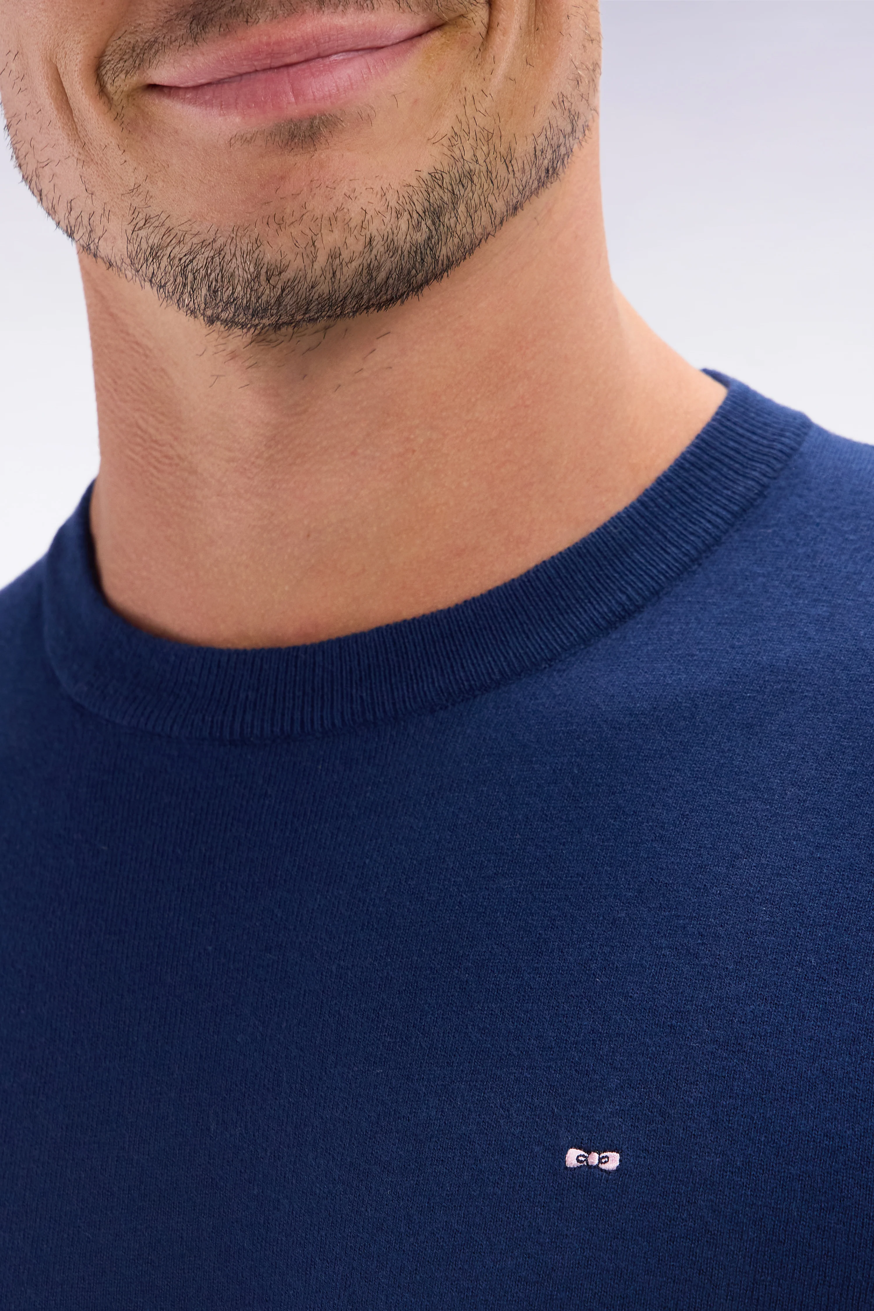 Pull col rond en coton et soie mélangés marine coupe droite - Image 5