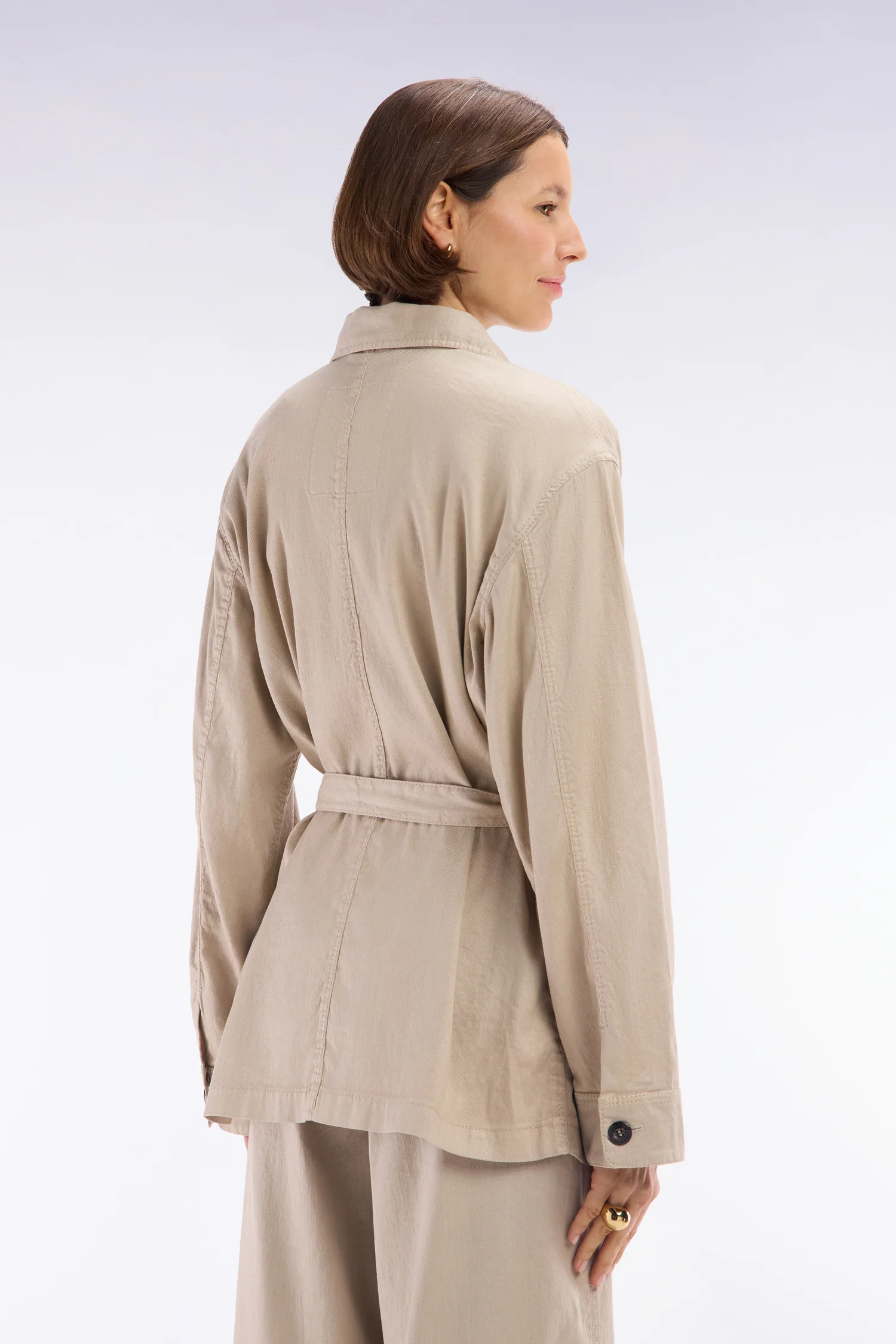 Surchemise ceinturée en lin et coton stretch beige coupe oversized - Image 4