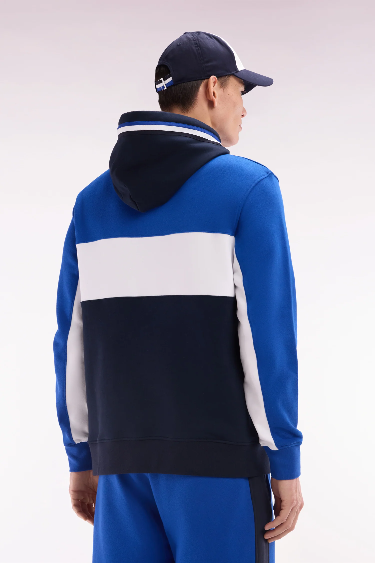 Sweatshirt à capuche en molleton coton tricolore bleu coupe décontractée - Image 4