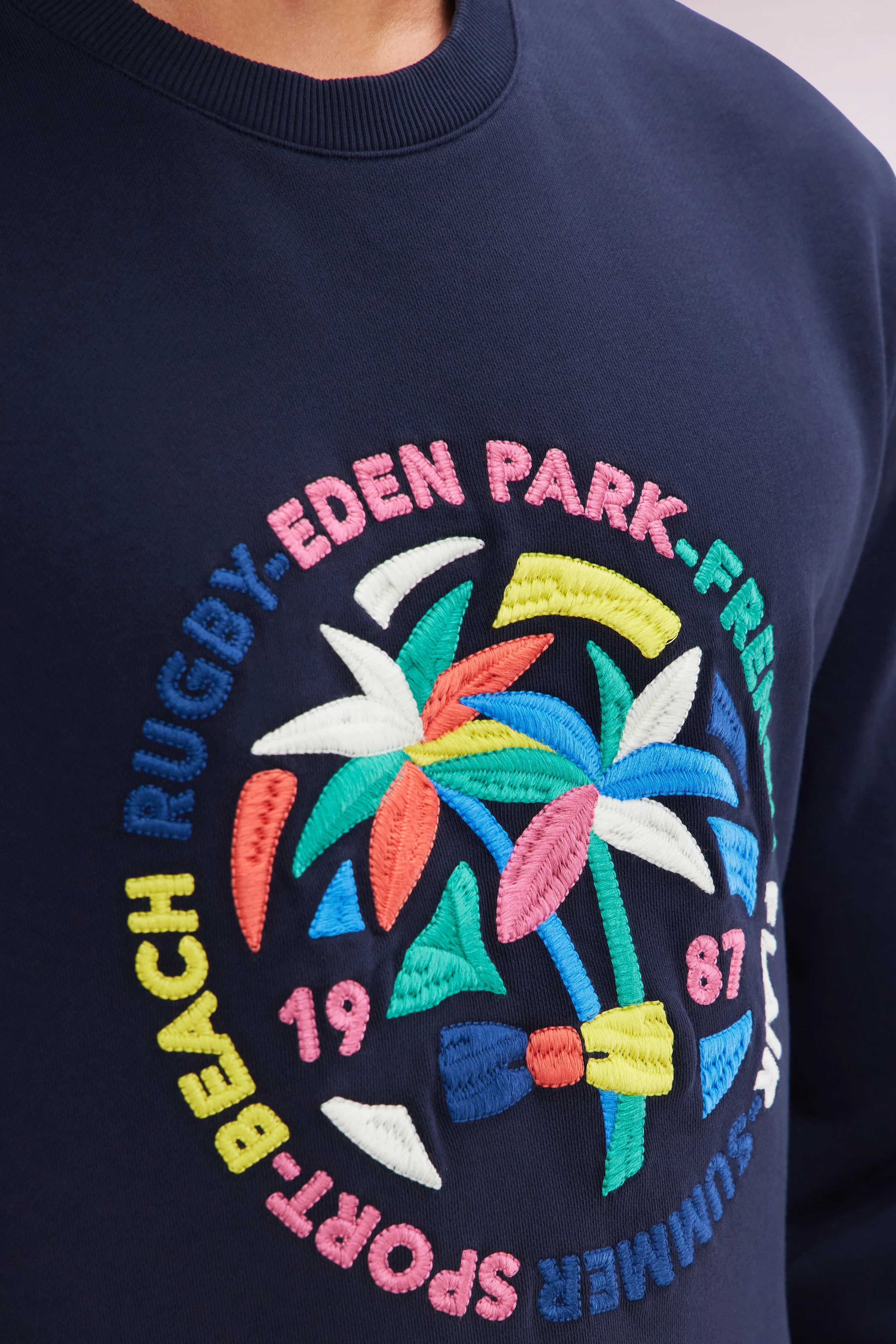 Sweatshirt en coton marine broderie palmiers multicolore coupe décontractée - Image 5