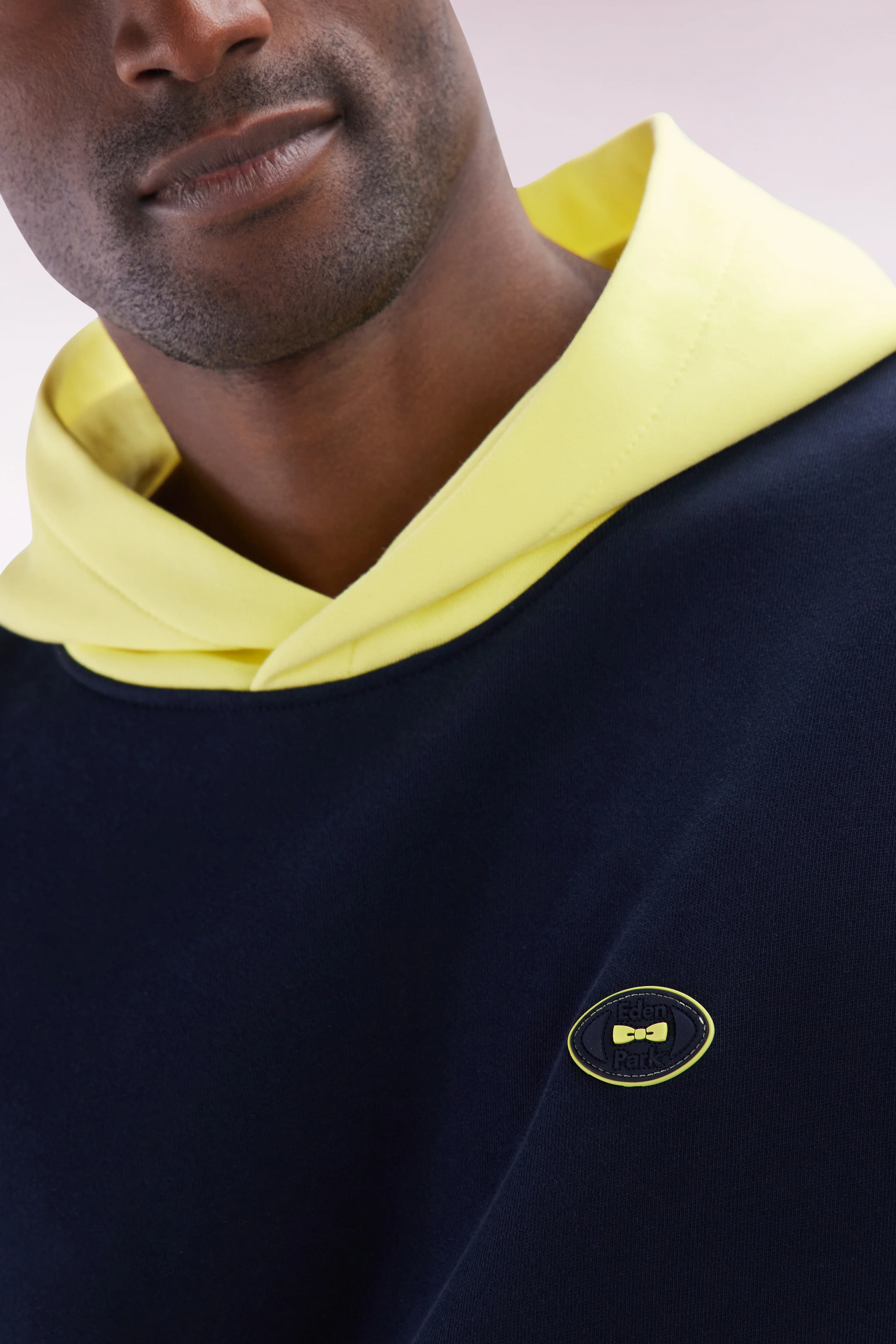 Sweatshirt en molleton coton bicolore jaune coupe décontractée - Image 5