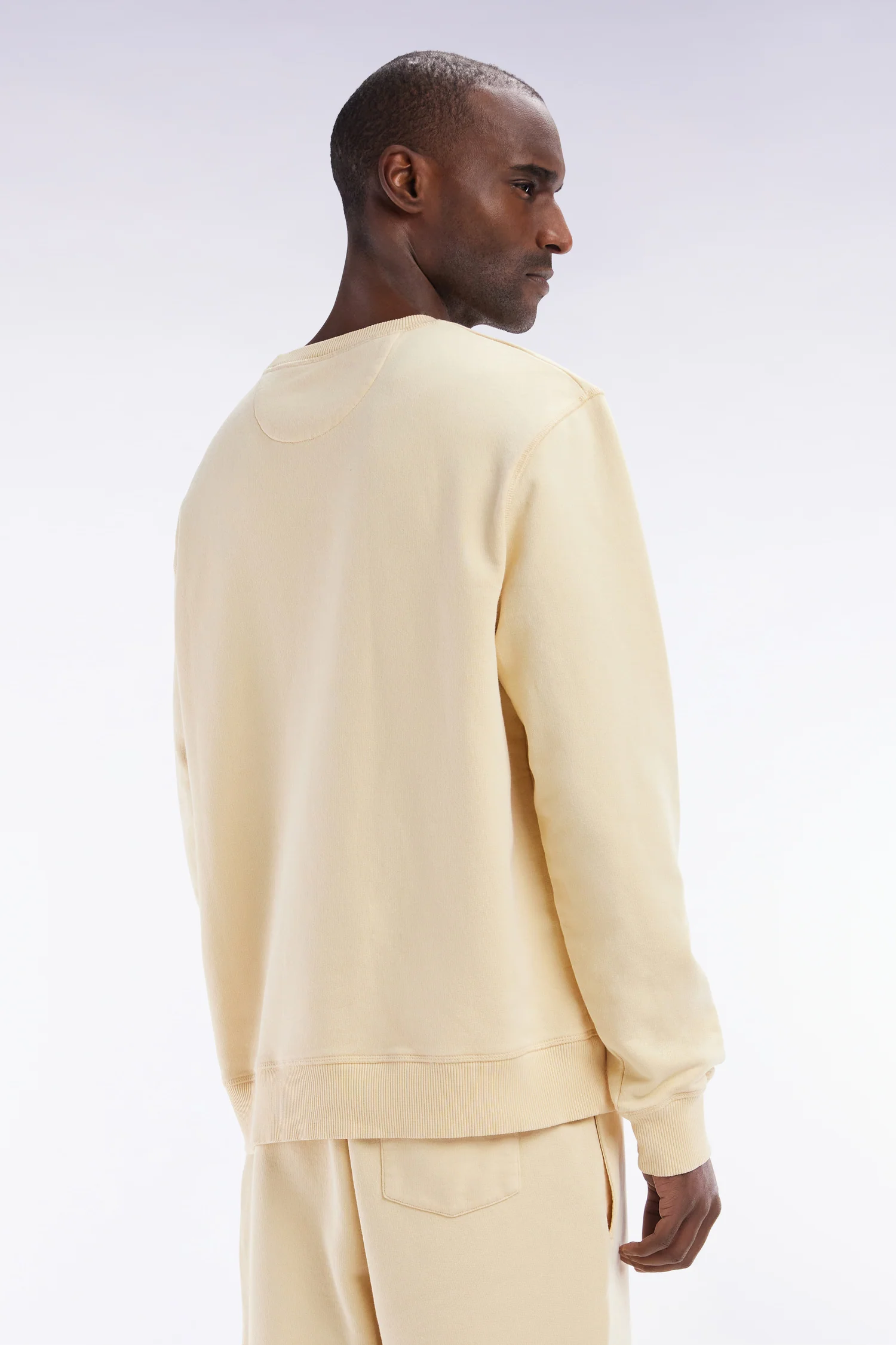 Sweatshirt surteint à col rond en molleton coton ocre coupe décontractée - Image 4