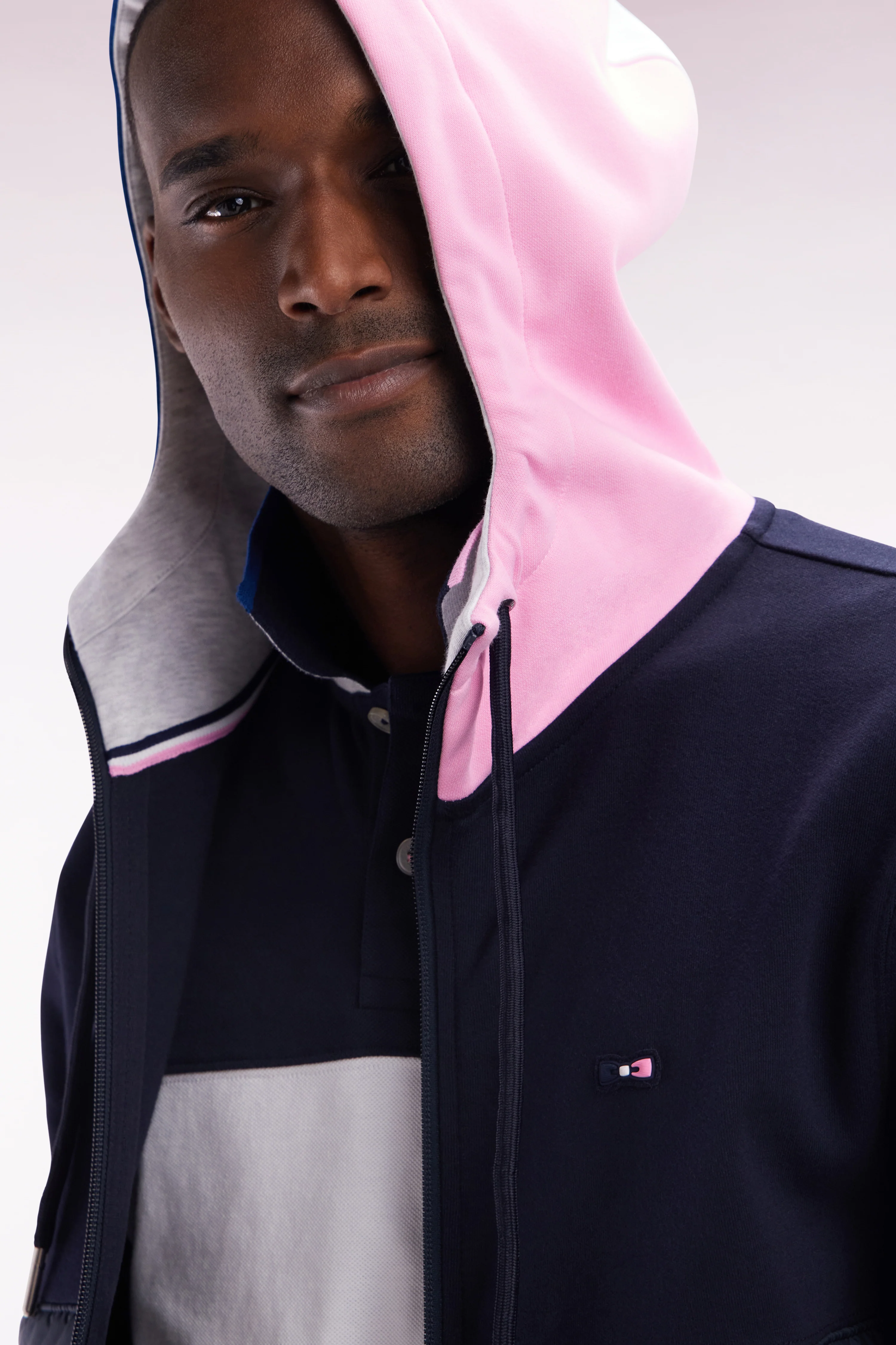 Sweatshirt zippé bimatière en molleton coton marine à parmenture matelassée coupe droite - Image 5