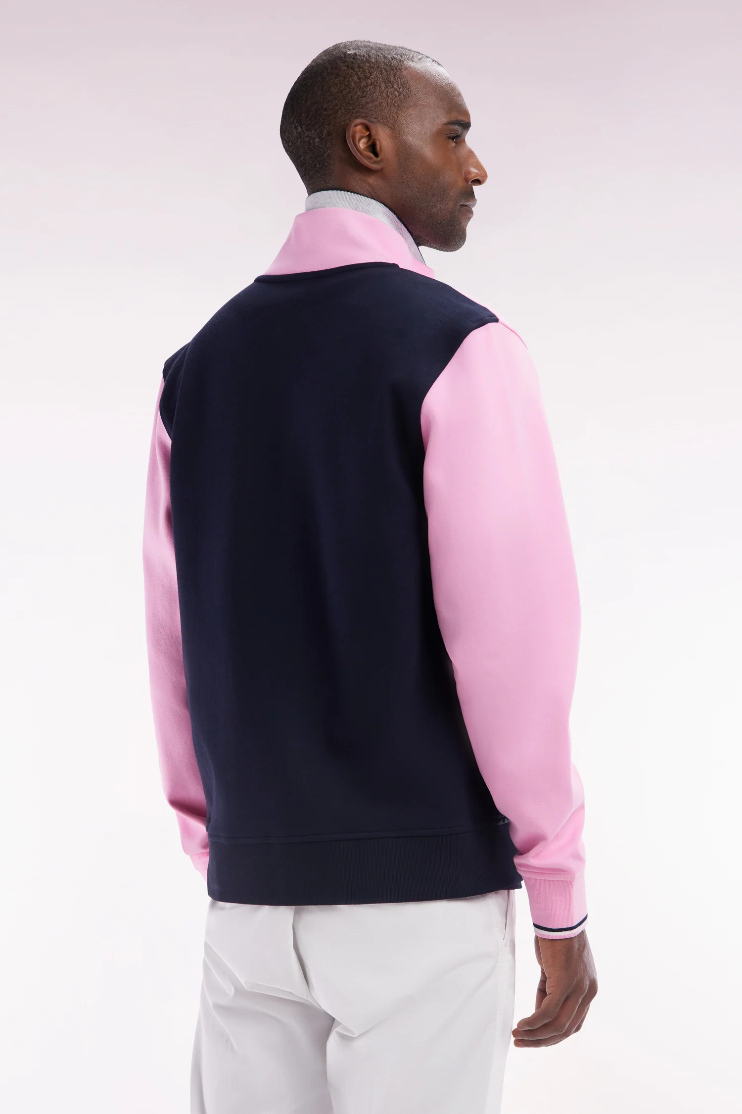 Sweatshirt zippé bimatière en molleton coton stretch rose parmenture matelassée coupe droite - Image 4