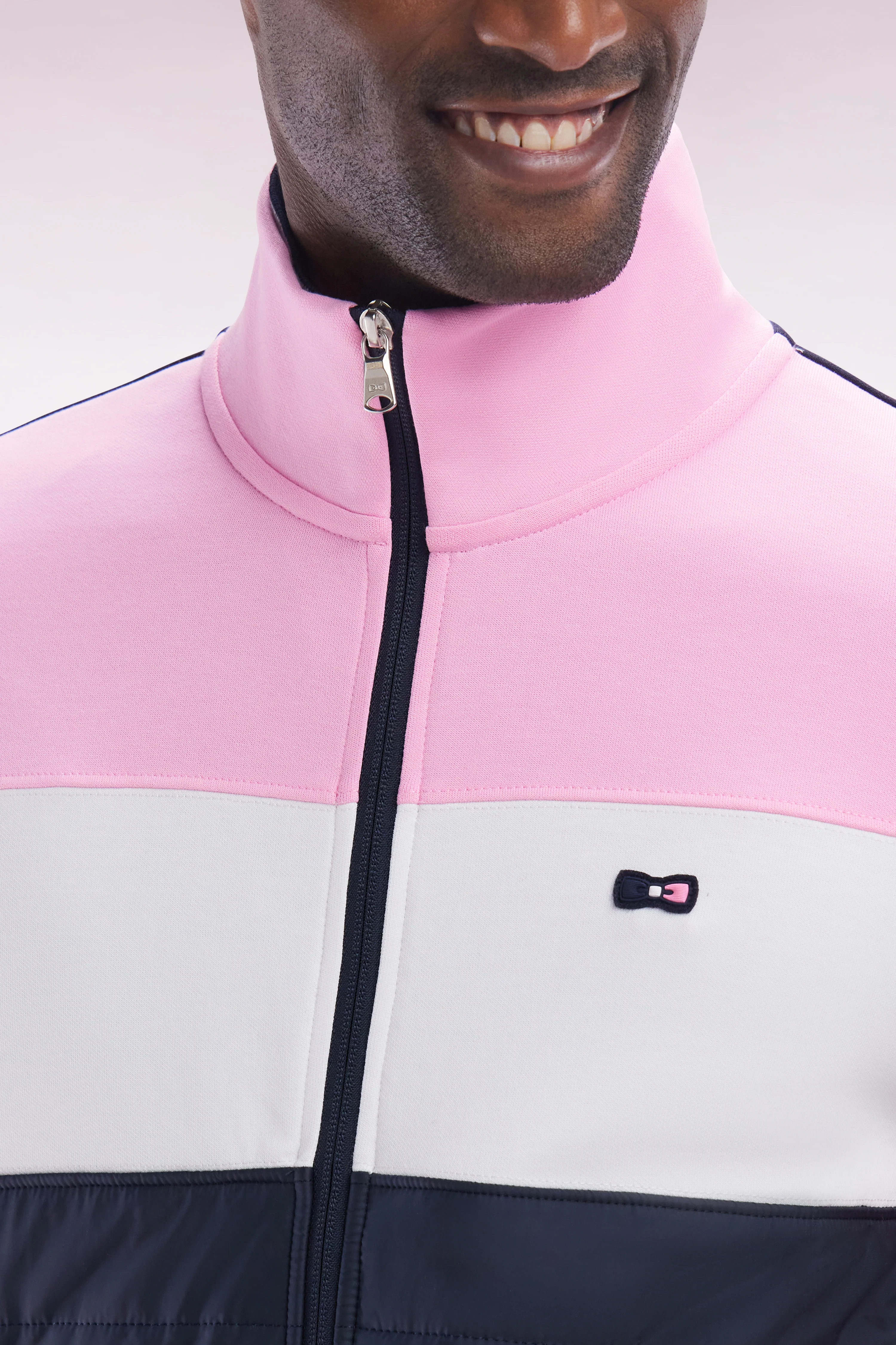 Sweatshirt zippé bimatière en molleton coton stretch rose parmenture matelassée coupe droite - Image 5