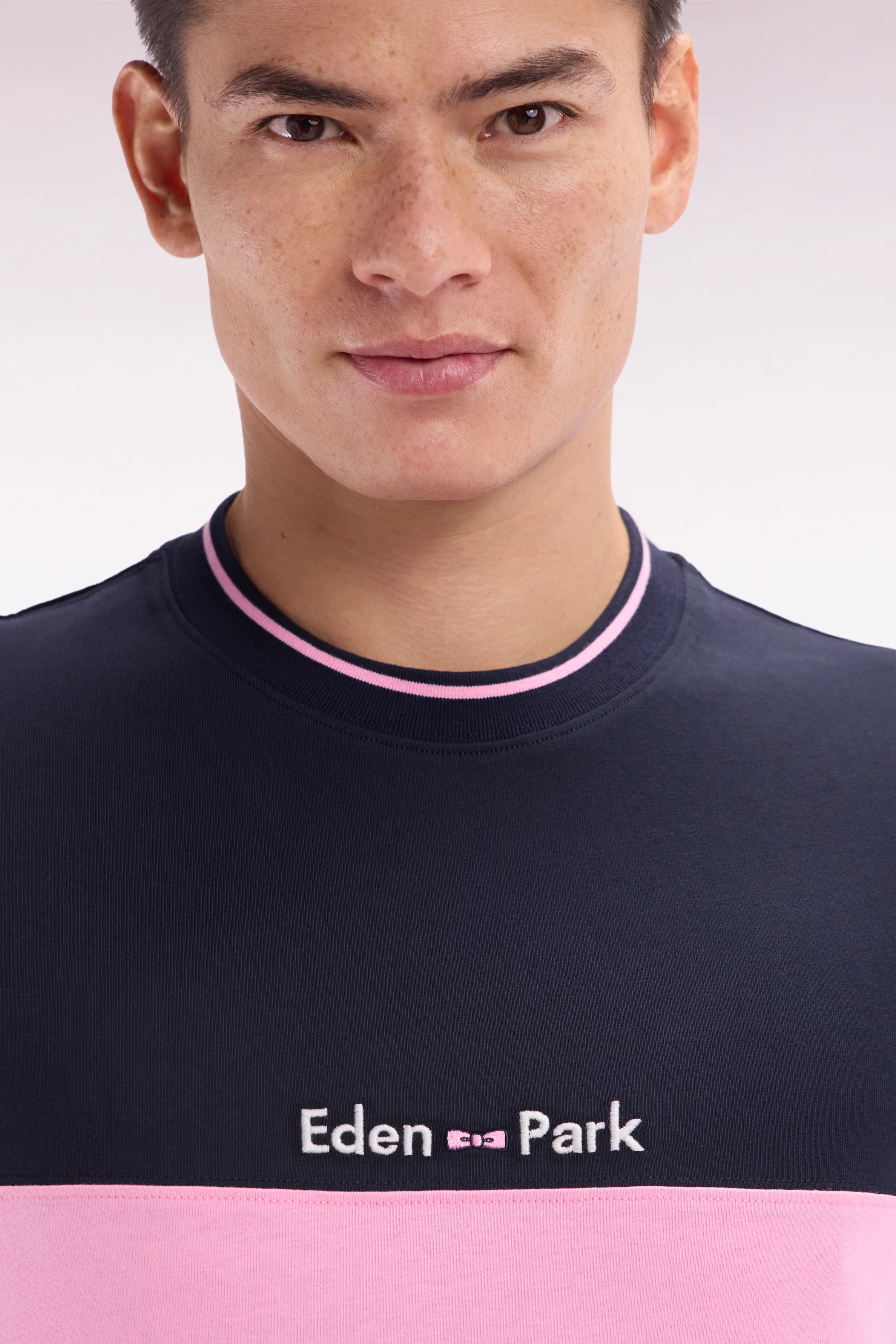 T-shirt brodé en coton bicolore rose coupe droite - Image 5