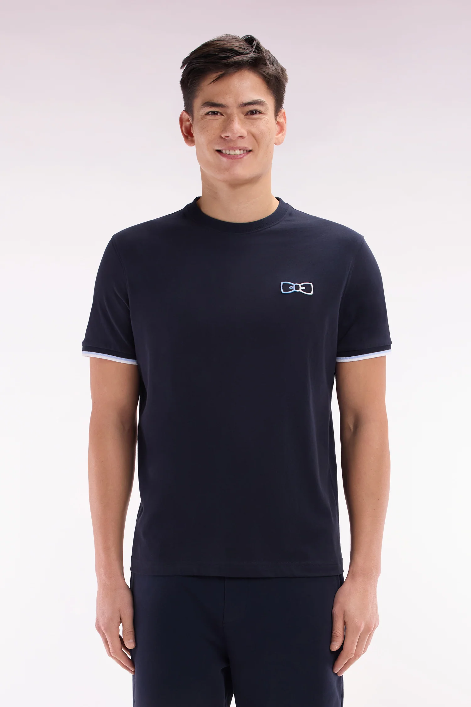 T-shirt en coton marine à broderies bicolores coupe décontractée