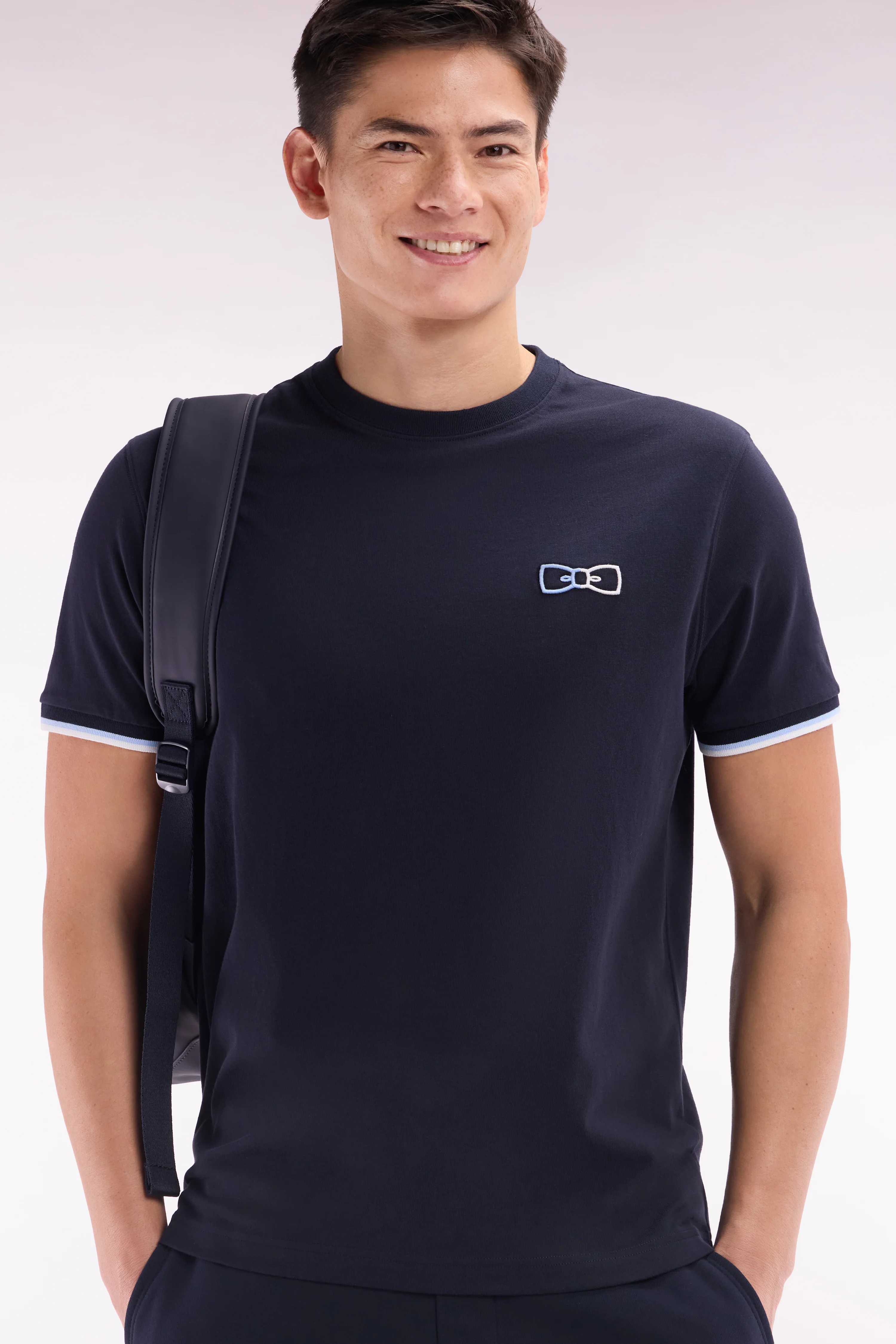 T-shirt en coton marine à broderies bicolores coupe décontractée - Image 3