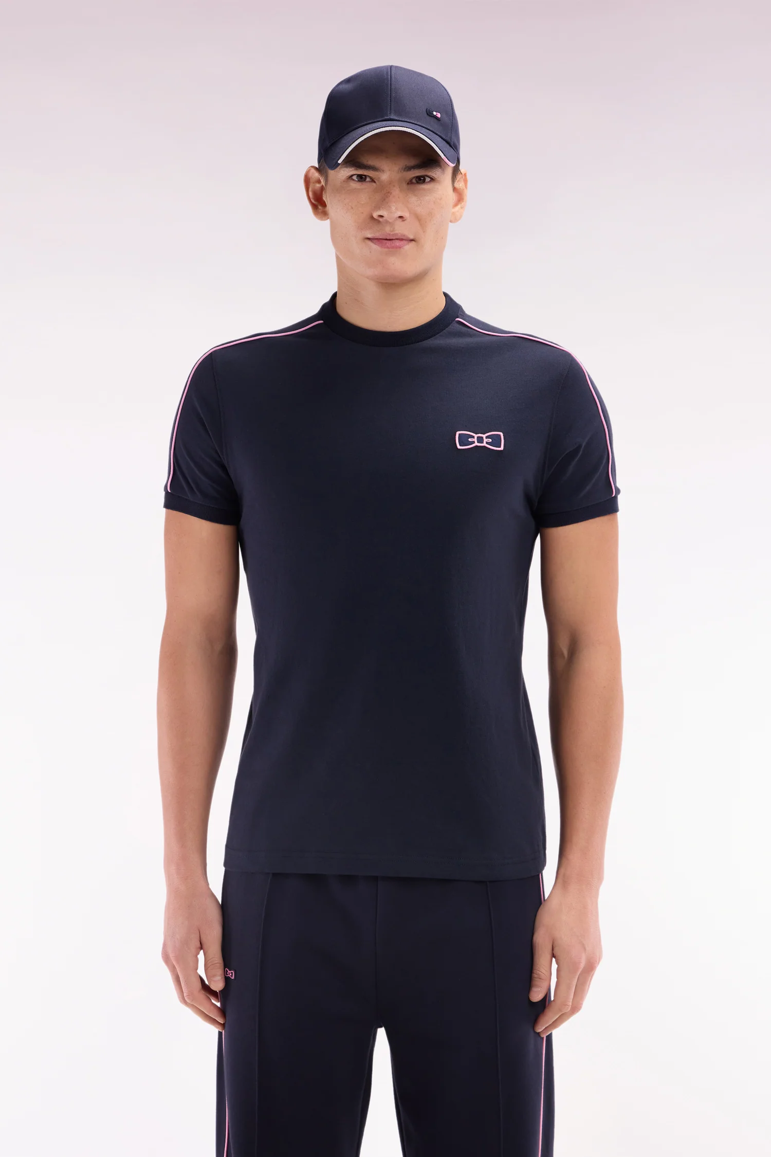 T-shirt en coton marine Ă passepoil et broderie roses coupe droite