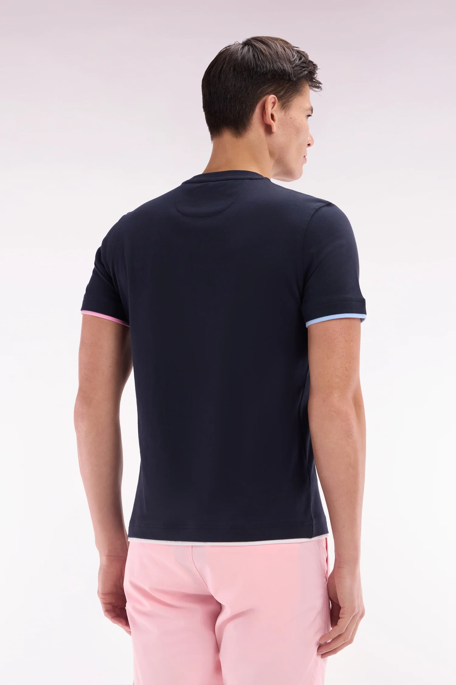 T-shirt uni en coton marine bordures de manches colorées coupe droite - Image 4